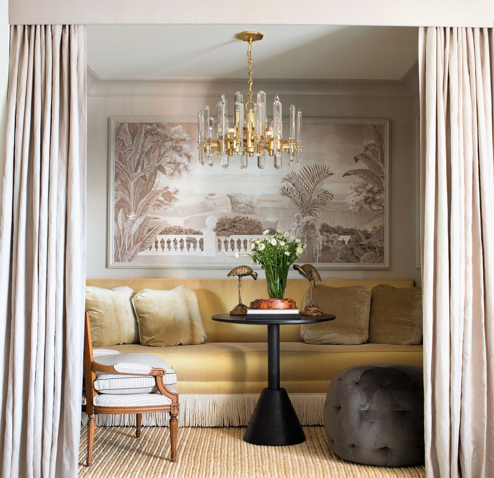 Пример оригинального дизайна: отдельная столовая в классическом стиле с серыми стенами, ковровым покрытием и желтым полом