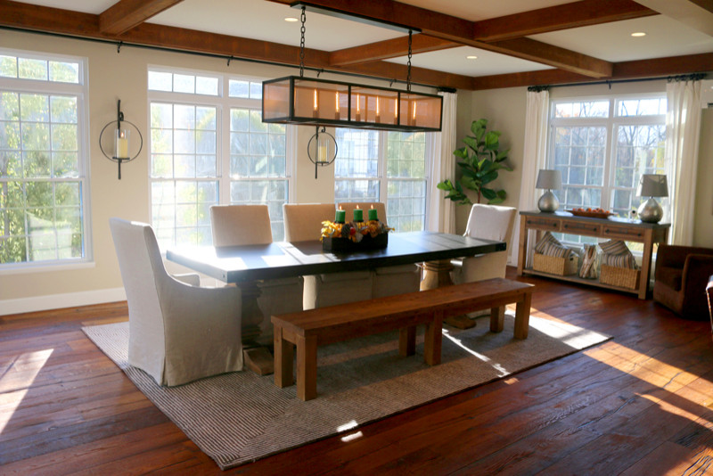 Пример оригинального дизайна: кухня-столовая среднего размера в стиле кантри с коричневыми стенами, паркетным полом среднего тона и коричневым полом без камина