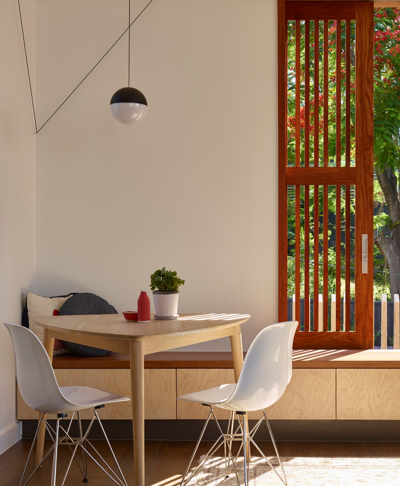Exemple d'une petite salle à manger tendance avec un mur blanc, parquet clair et un sol marron.