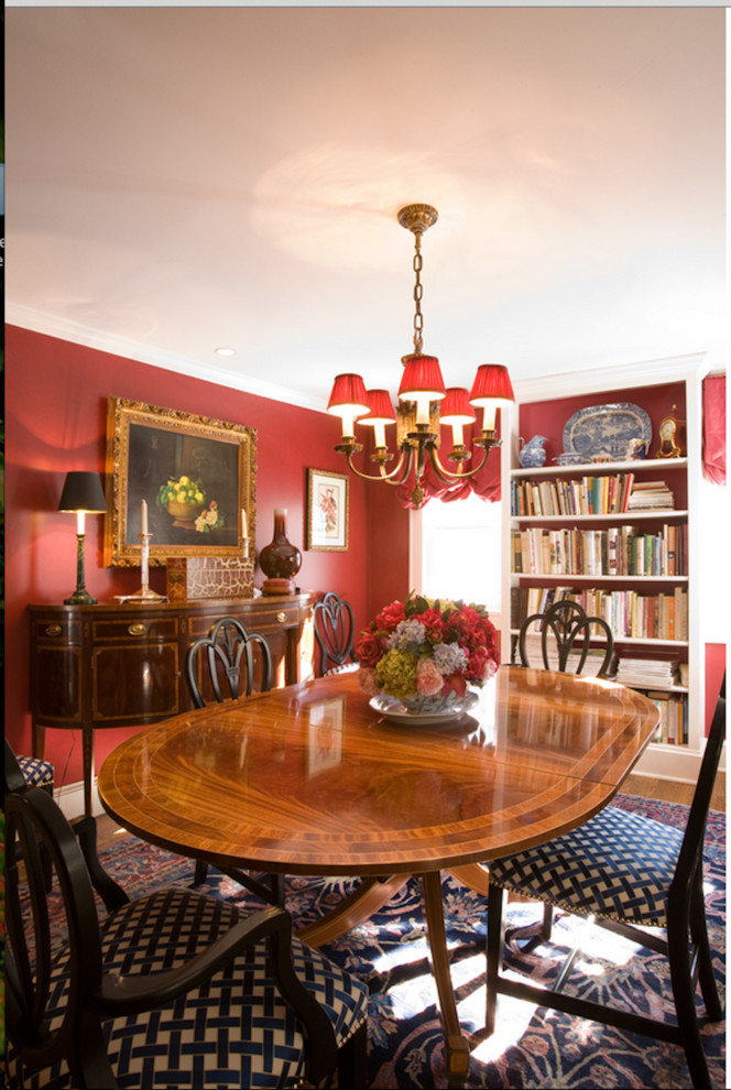 Foto di una piccola sala da pranzo aperta verso il soggiorno tradizionale con pareti rosse e parquet scuro