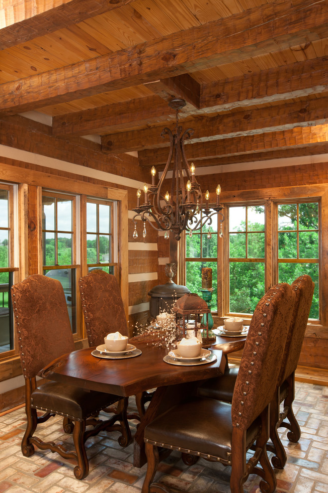 Источник вдохновения для домашнего уюта: большая гостиная-столовая в стиле рустика с коричневыми стенами и кирпичным полом