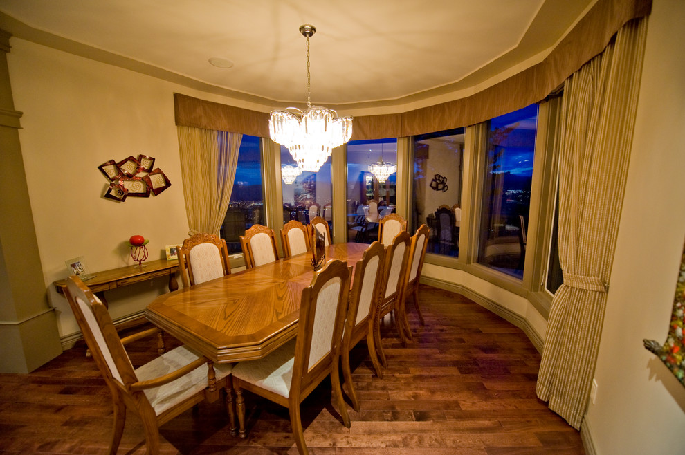 Imagen de comedor contemporáneo de tamaño medio abierto con paredes beige y suelo de madera en tonos medios