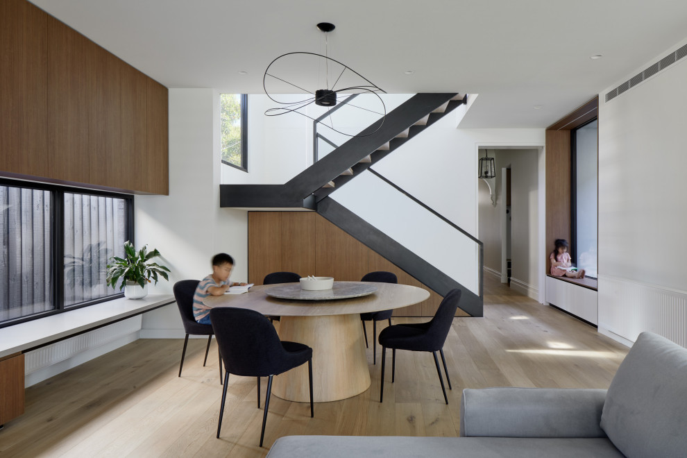 Foto de comedor contemporáneo grande cerrado con paredes blancas y suelo beige