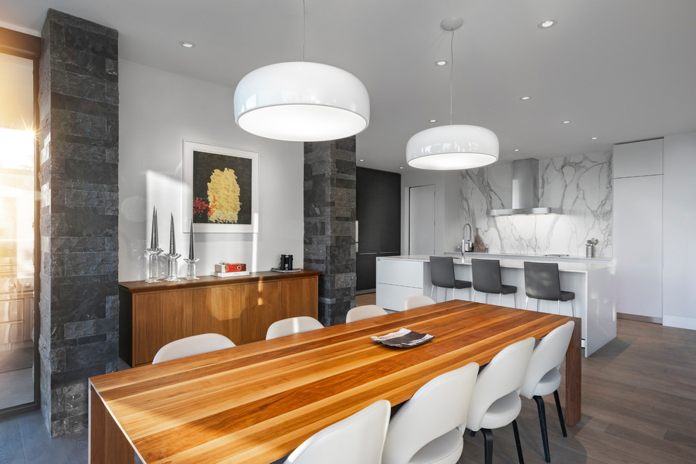 Ispirazione per una sala da pranzo aperta verso la cucina contemporanea con pareti bianche, parquet scuro e pavimento marrone