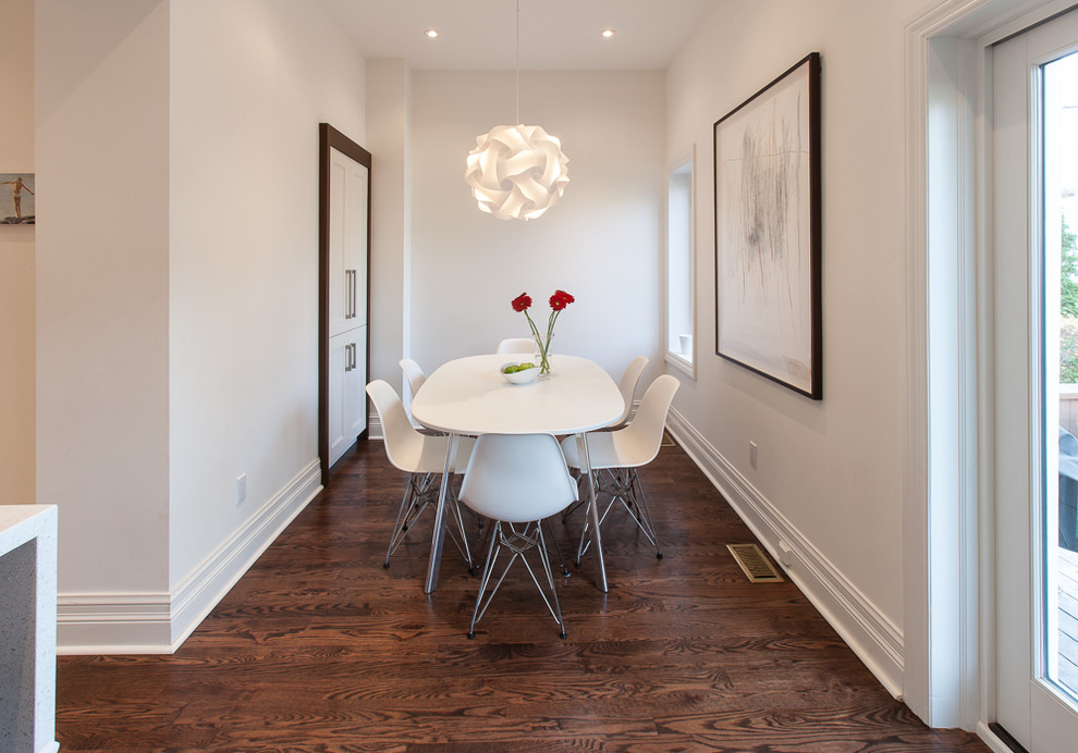 Foto di una sala da pranzo aperta verso il soggiorno contemporanea con pavimento in legno massello medio