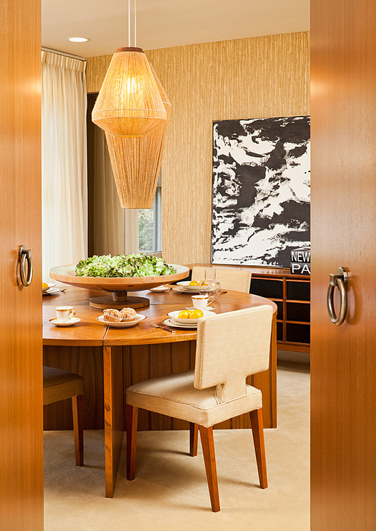 Idée de décoration pour une salle à manger vintage fermée et de taille moyenne avec un mur jaune, moquette et un sol jaune.
