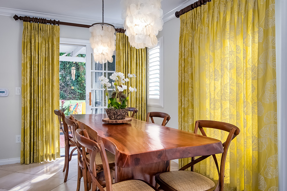 Foto di una sala da pranzo aperta verso la cucina tropicale di medie dimensioni con pareti beige e pavimento in legno massello medio