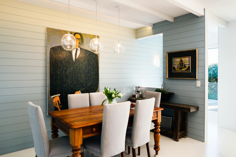 Свежая идея для дизайна: маленькая кухня-столовая в морском стиле с синими стенами, деревянным полом, белым полом, балками на потолке и стенами из вагонки для на участке и в саду - отличное фото интерьера