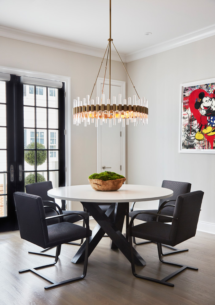 Mittelgroße Moderne Wohnküche mit grauer Wandfarbe, braunem Holzboden und braunem Boden in New York