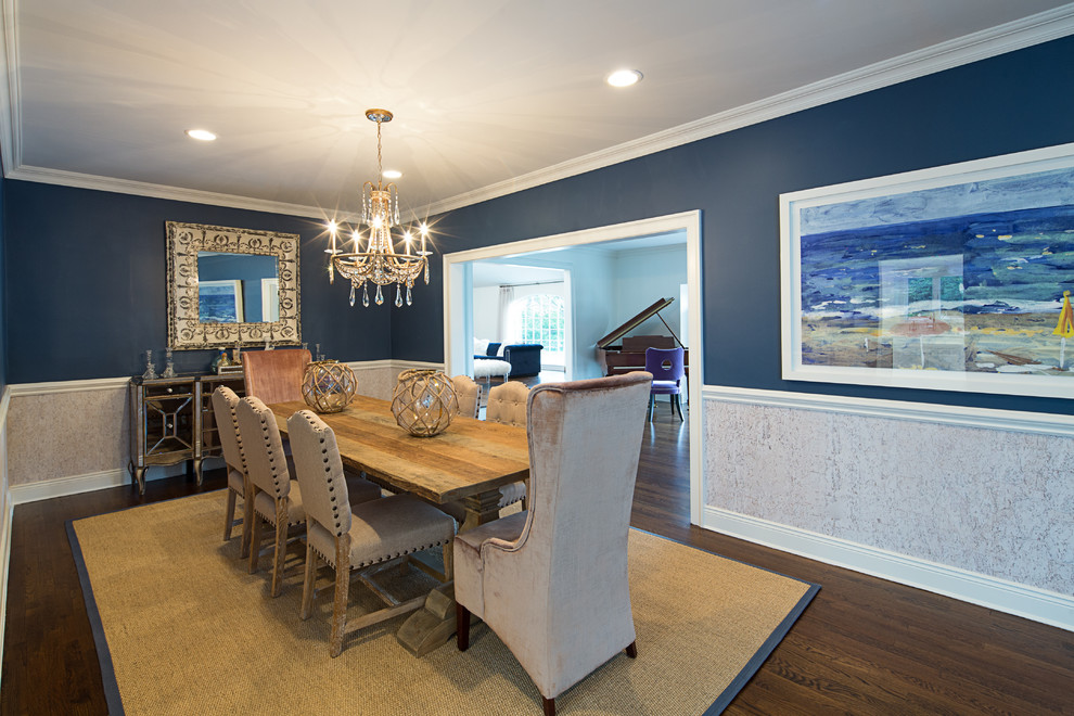 Idées déco pour une salle à manger bord de mer fermée avec un mur bleu et parquet foncé.