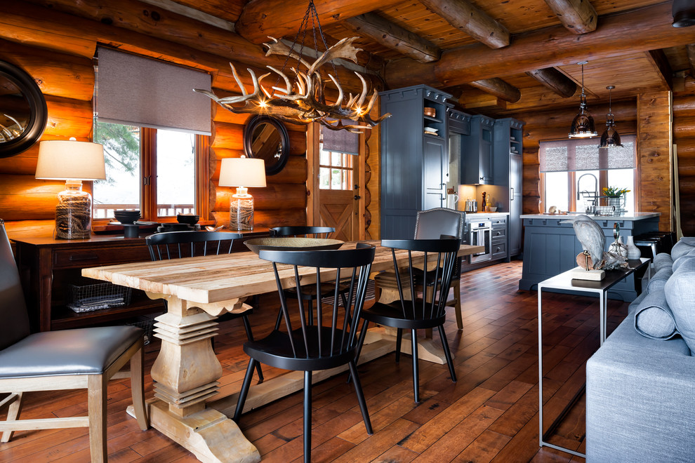 Inspiration pour une salle à manger ouverte sur le salon design avec un mur marron, un sol en bois brun et un sol marron.