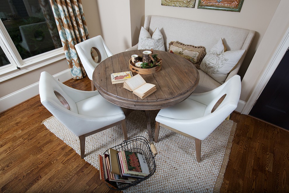 Inspiration pour une salle à manger ouverte sur le salon minimaliste de taille moyenne avec un mur beige, un sol en bois brun et aucune cheminée.