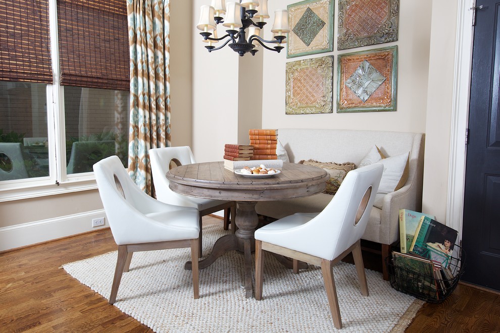 Cette image montre une salle à manger ouverte sur le salon minimaliste de taille moyenne avec un mur beige, un sol en bois brun et aucune cheminée.