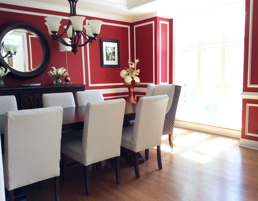 Mittelgroße Moderne Wohnküche ohne Kamin mit roter Wandfarbe und braunem Holzboden in Sonstige