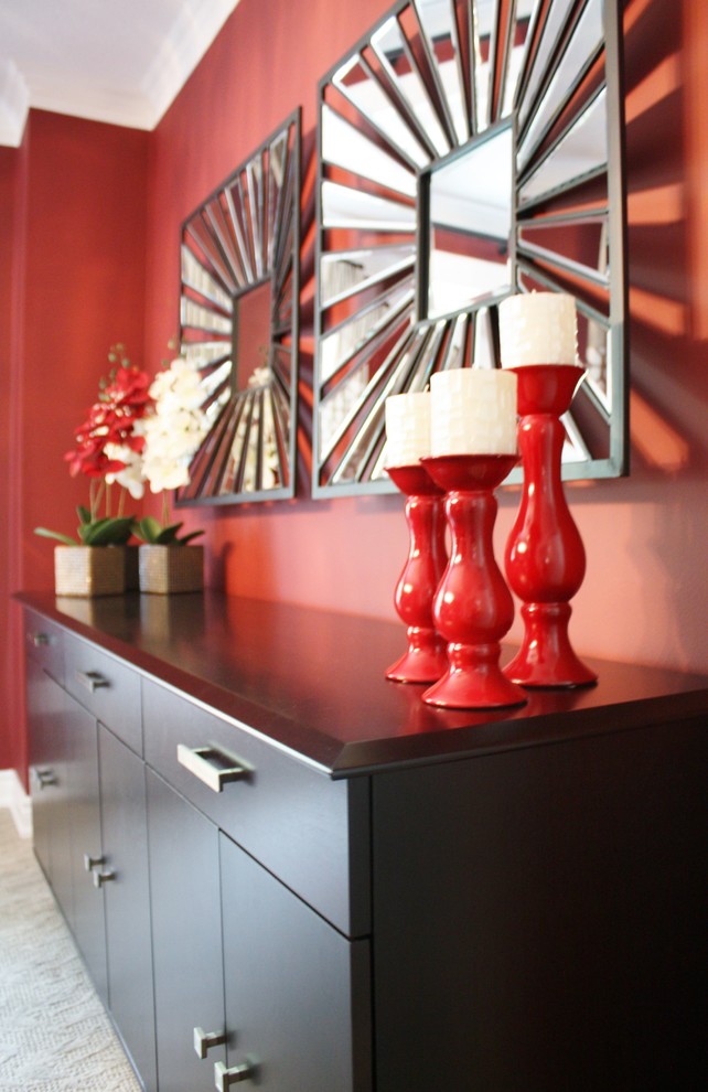 Diseño de comedor minimalista con paredes rojas y moqueta