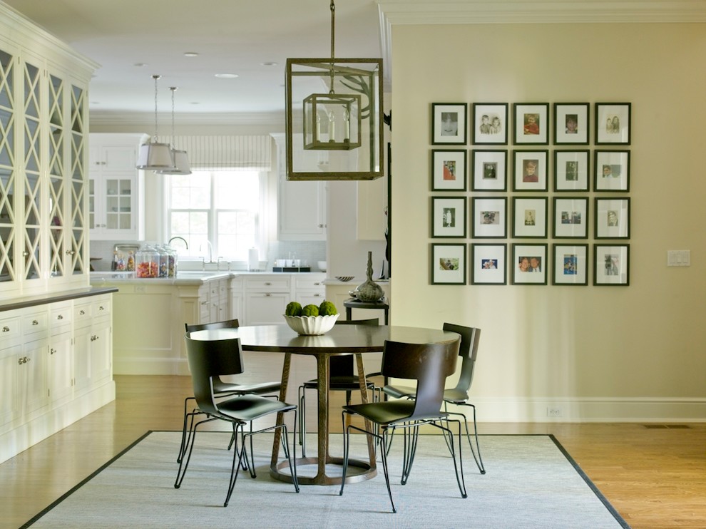Пример оригинального дизайна: кухня-столовая среднего размера в стиле неоклассика (современная классика) с бежевыми стенами и паркетным полом среднего тона