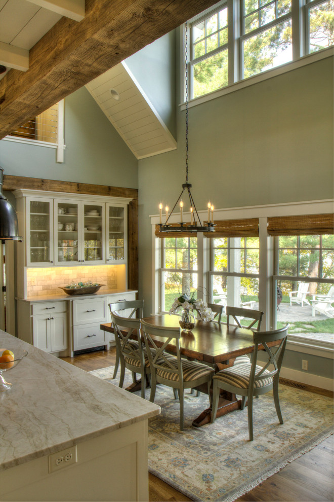Idee per una sala da pranzo aperta verso la cucina tradizionale di medie dimensioni con pareti blu, pavimento in legno massello medio e pavimento multicolore