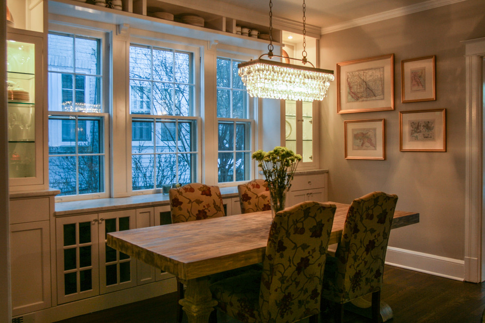 Immagine di una sala da pranzo aperta verso il soggiorno chic di medie dimensioni con pavimento in legno massello medio