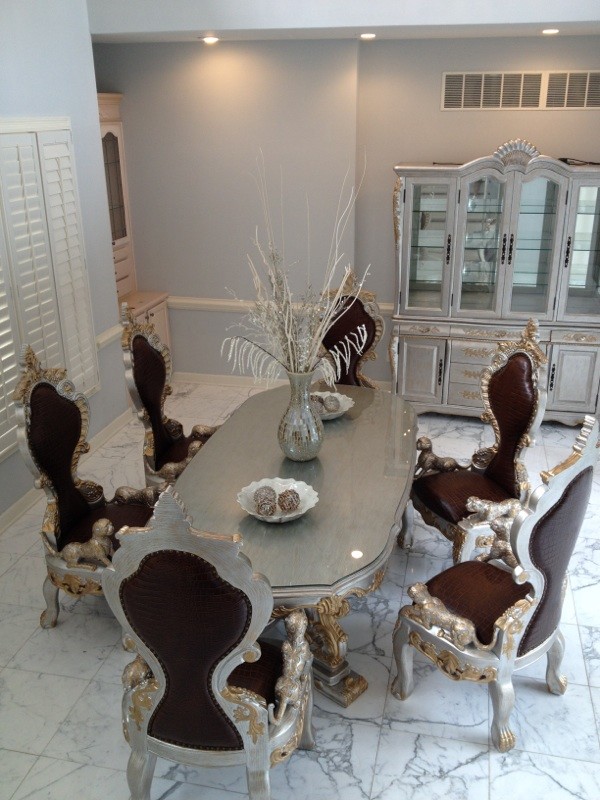Идея дизайна: огромная гостиная-столовая в классическом стиле с серыми стенами и мраморным полом без камина