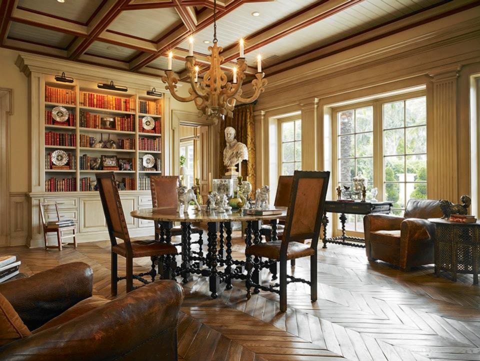 Ispirazione per una grande sala da pranzo aperta verso il soggiorno mediterranea con pareti beige, pavimento in legno massello medio e pavimento marrone