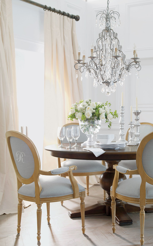 Esempio di una piccola sala da pranzo classica chiusa con pareti bianche, parquet chiaro, nessun camino e pavimento beige