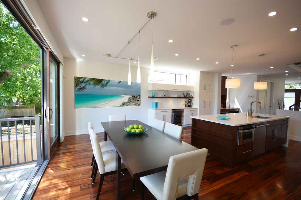 На фото: кухня-столовая среднего размера в стиле модернизм с белыми стенами и паркетным полом среднего тона без камина с