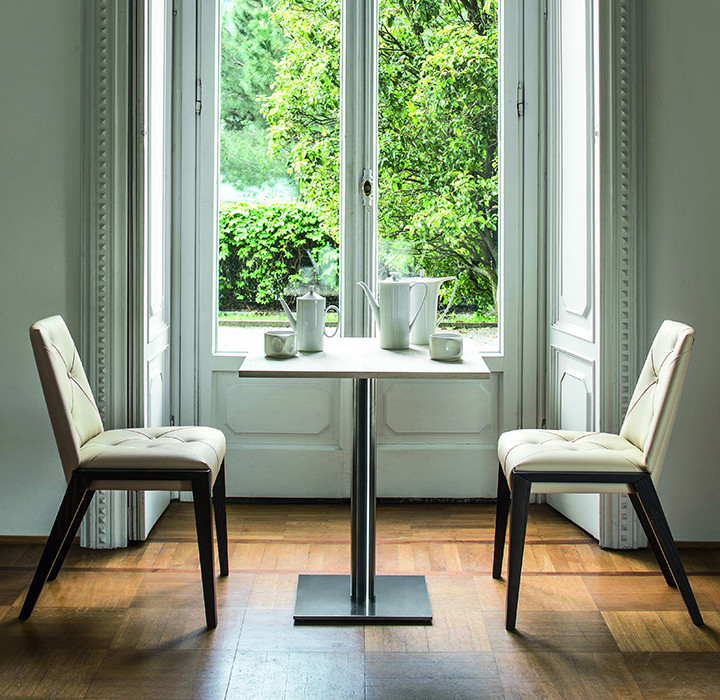 Exemple d'une salle à manger ouverte sur le salon tendance de taille moyenne avec un mur blanc, parquet clair et un sol marron.