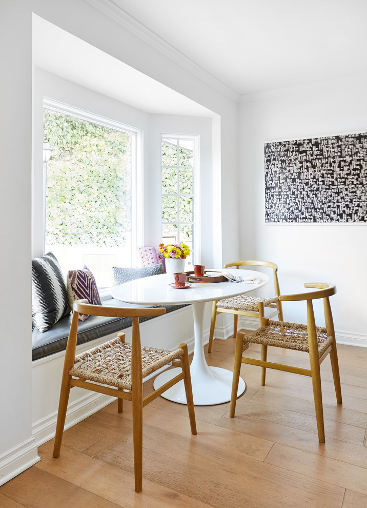 Idées déco pour une salle à manger contemporaine de taille moyenne avec un mur blanc, un sol en bois brun et un sol marron.