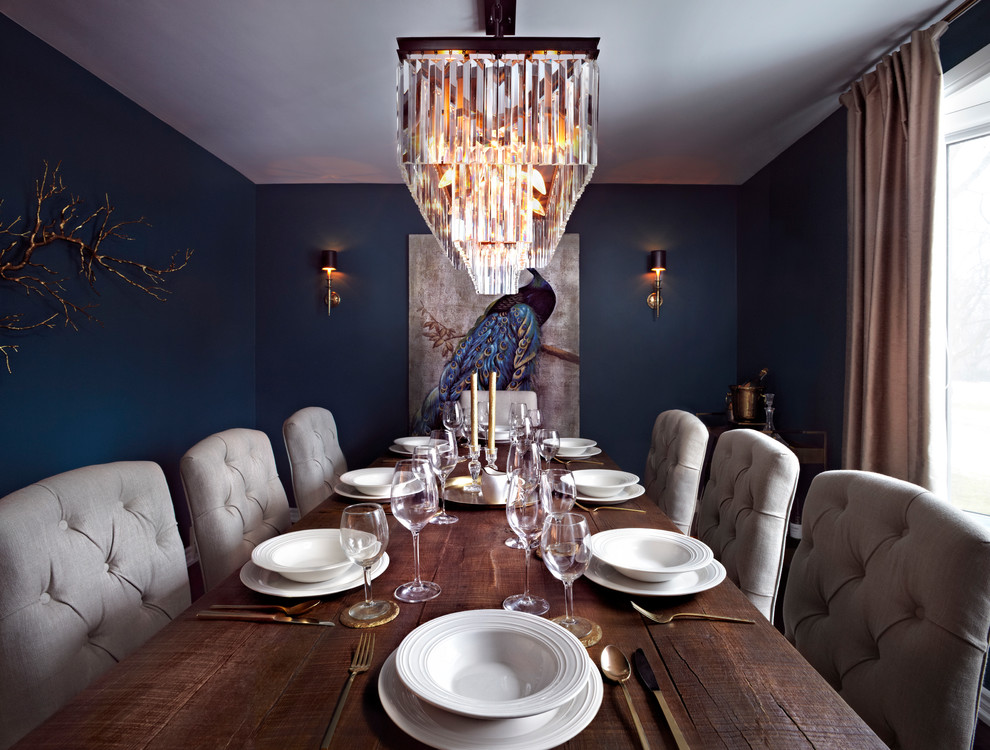 Ejemplo de comedor de cocina tradicional renovado de tamaño medio con paredes azules y suelo de madera oscura