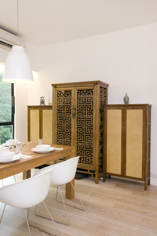 Esempio di una sala da pranzo design con pareti bianche e pavimento in legno massello medio