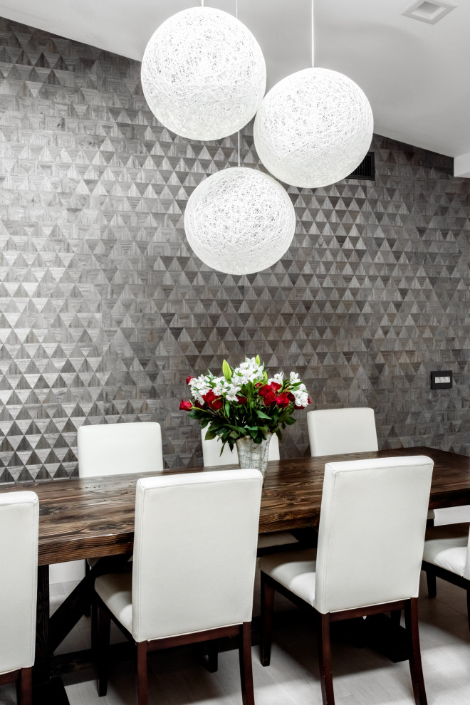 Idées déco pour une grande salle à manger ouverte sur le salon contemporaine avec un mur gris, parquet clair, un sol beige et du papier peint.