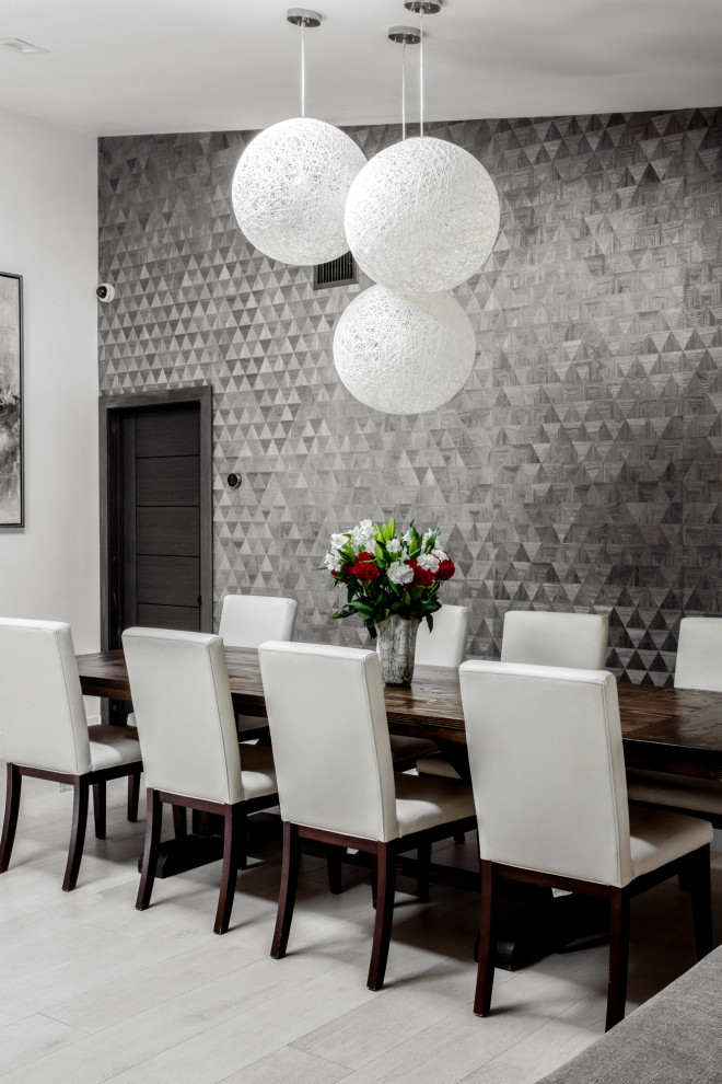 На фото: большая гостиная-столовая в современном стиле с серыми стенами, светлым паркетным полом, бежевым полом и обоями на стенах с