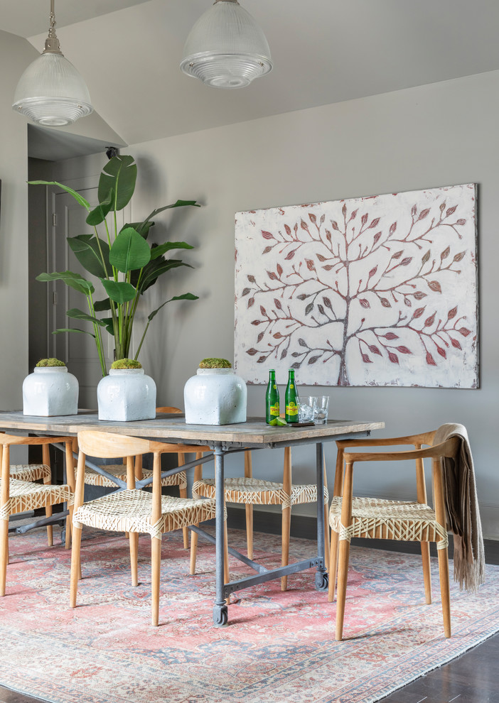 Cette image montre une salle à manger traditionnelle avec un mur gris, parquet foncé et un sol marron.