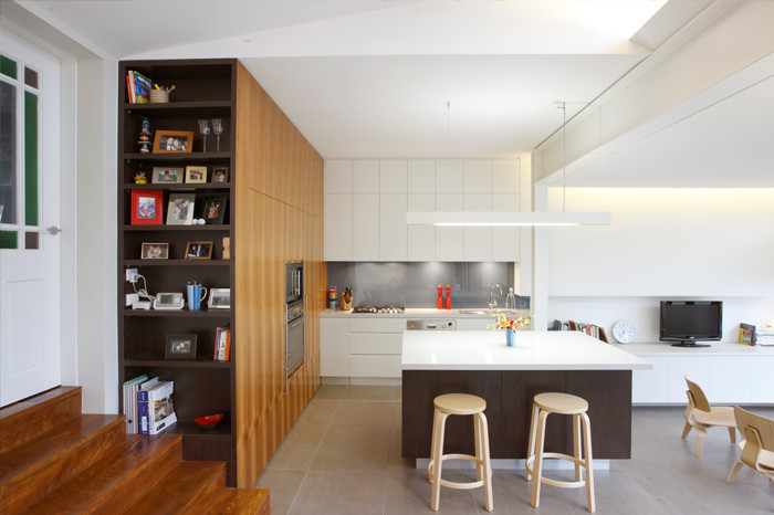 Mittelgroße Moderne Wohnküche mit weißer Wandfarbe, Keramikboden und grauem Boden in Sydney