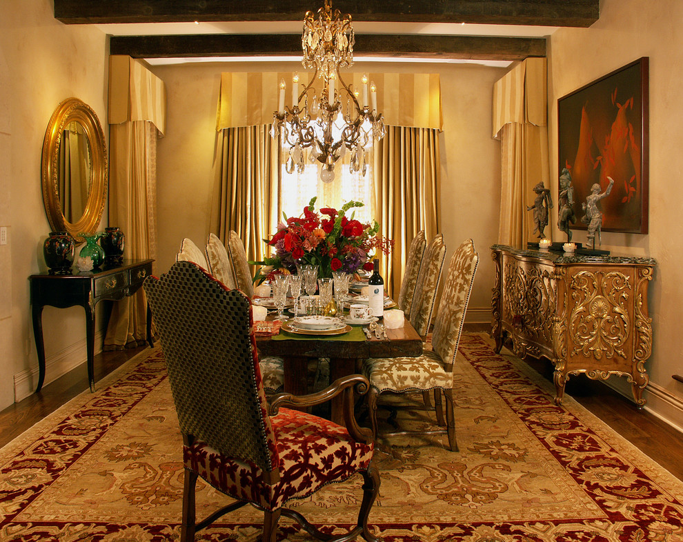 This is an example of a traditional dining room in San Francisco.