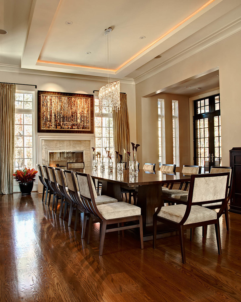 Ispirazione per una sala da pranzo classica con pavimento in legno massello medio