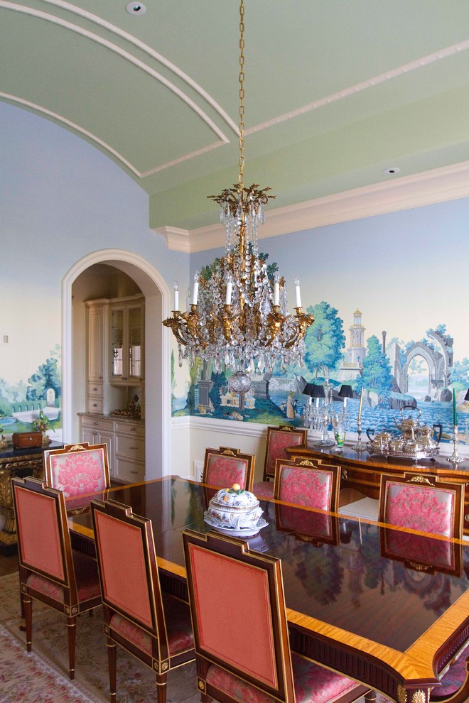 Свежая идея для дизайна: отдельная столовая в классическом стиле с разноцветными стенами - отличное фото интерьера