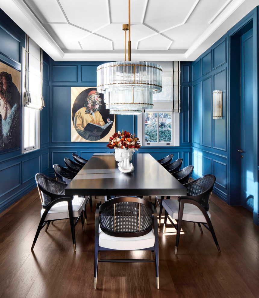 Geschlossenes, Großes Modernes Esszimmer mit blauer Wandfarbe, braunem Holzboden, braunem Boden und vertäfelten Wänden in Sonstige