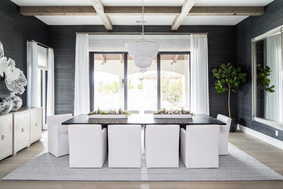 Свежая идея для дизайна: отдельная столовая в средиземноморском стиле с серыми стенами и светлым паркетным полом без камина - отличное фото интерьера