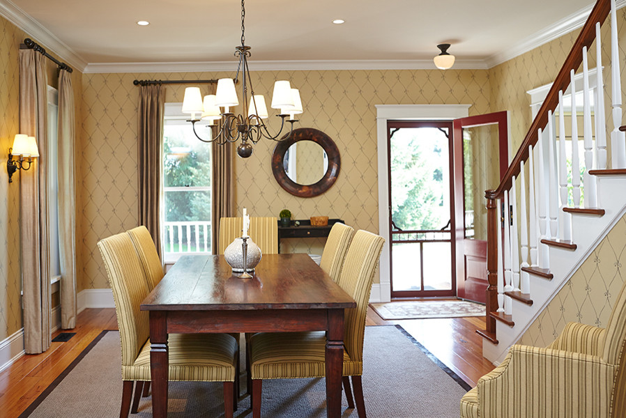 Idee per una sala da pranzo aperta verso la cucina country con pareti gialle, pavimento in legno massello medio, pavimento marrone e carta da parati
