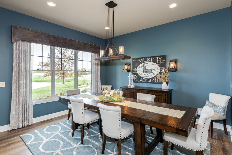 Источник вдохновения для домашнего уюта: столовая в классическом стиле с синими стенами и паркетным полом среднего тона
