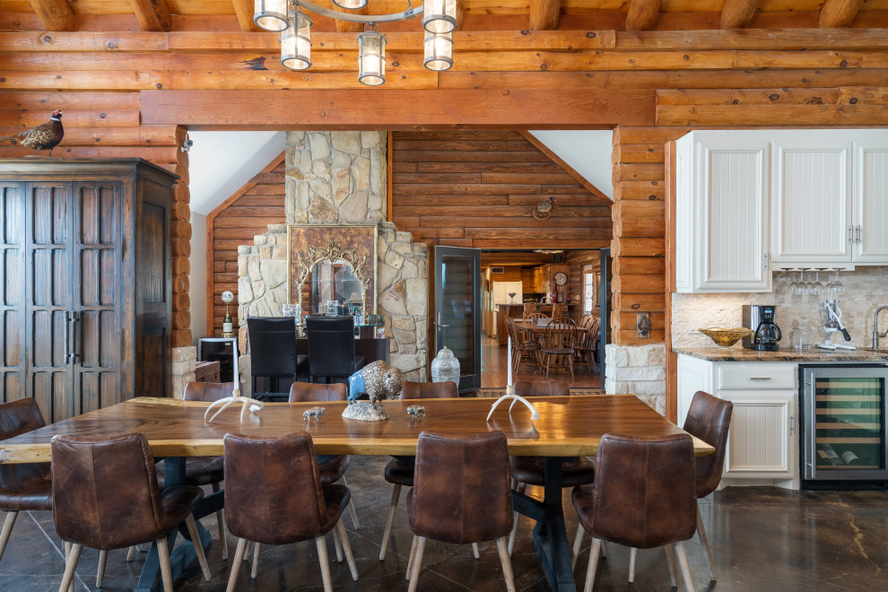 Источник вдохновения для домашнего уюта: огромная гостиная-столовая в стиле фьюжн с бетонным полом, коричневым полом, балками на потолке и деревянными стенами