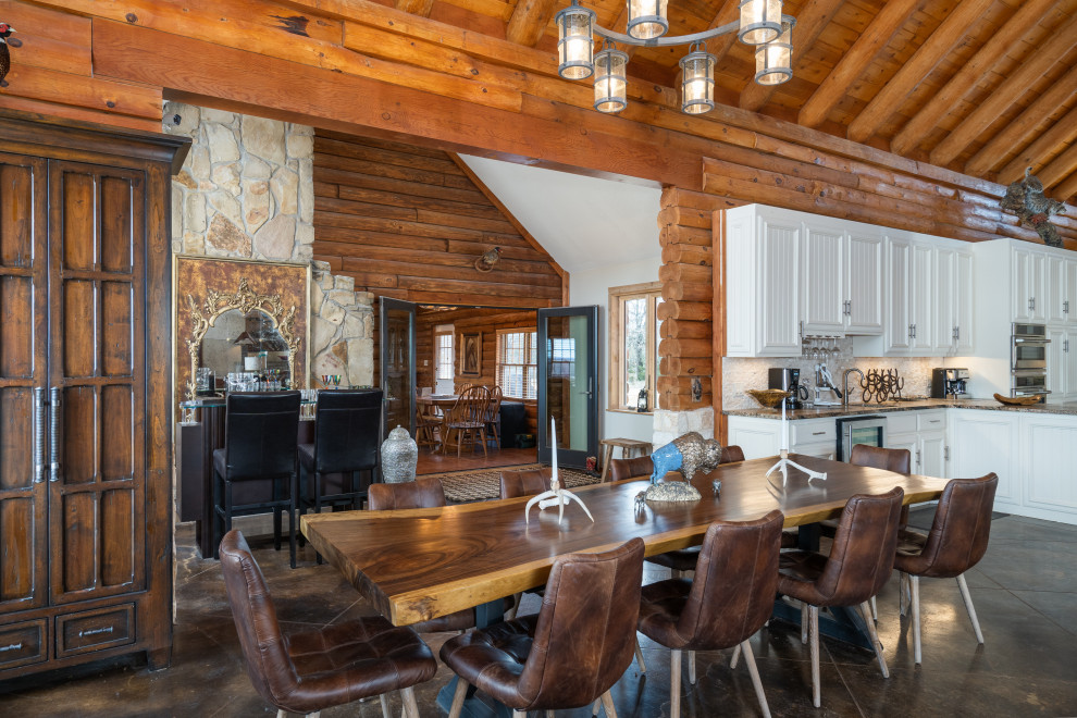 Exemple d'une très grande salle à manger ouverte sur le salon sud-ouest américain en bois avec sol en béton ciré, un sol marron et poutres apparentes.