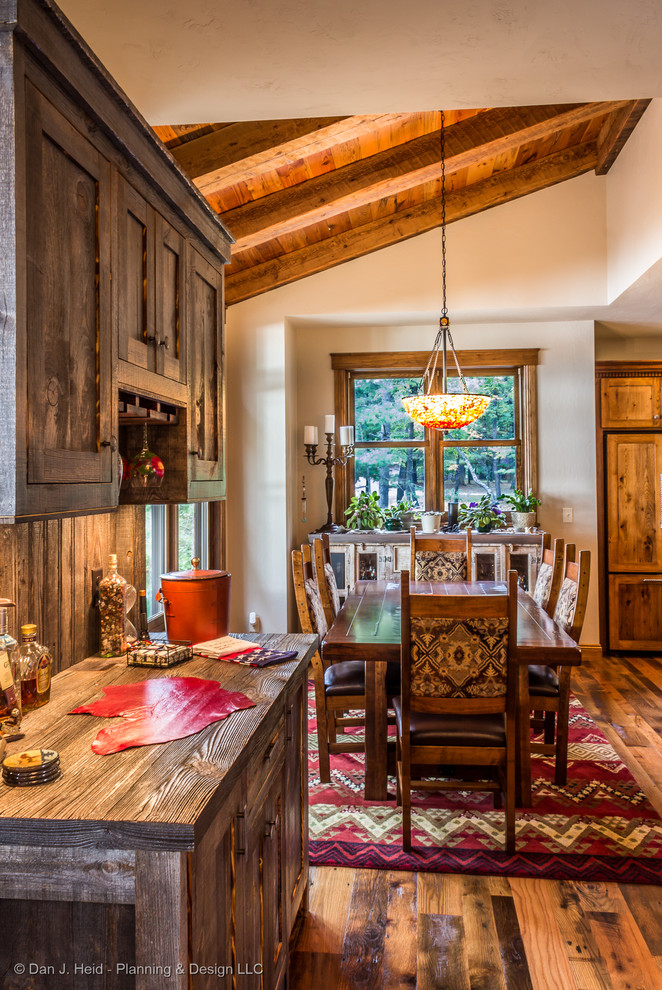 Inspiration för ett mellanstort rustikt kök med matplats, med beige väggar, mellanmörkt trägolv och brunt golv