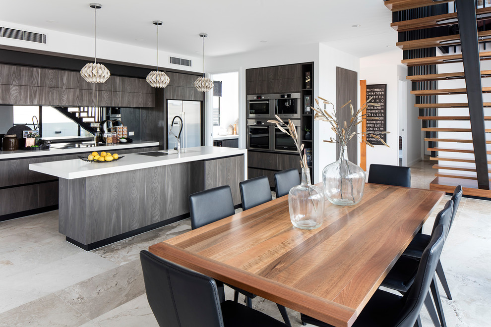Immagine di una sala da pranzo aperta verso la cucina design con pareti bianche