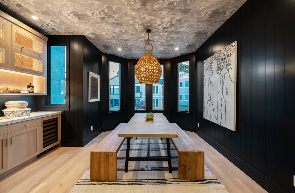 Geschlossenes Klassisches Esszimmer ohne Kamin mit schwarzer Wandfarbe, braunem Holzboden, braunem Boden, Tapetendecke und Wandpaneelen in San Francisco