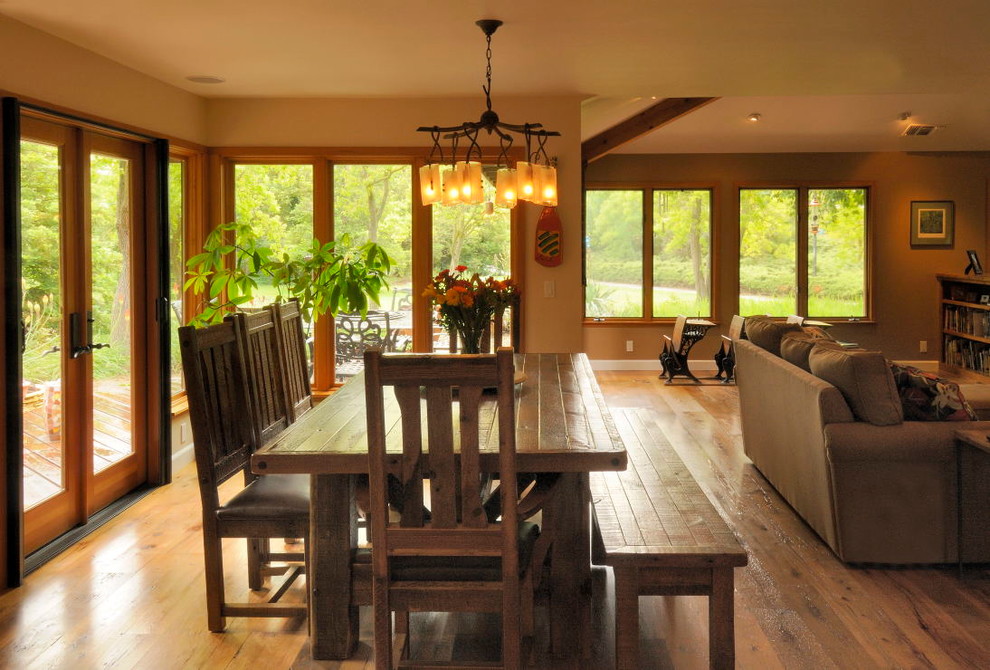 Idee per una sala da pranzo aperta verso il soggiorno stile americano di medie dimensioni con pareti beige e pavimento in legno massello medio