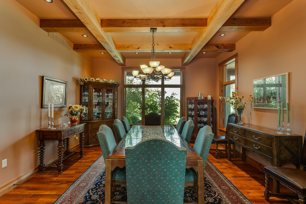 Immagine di una sala da pranzo american style chiusa con pavimento in legno massello medio