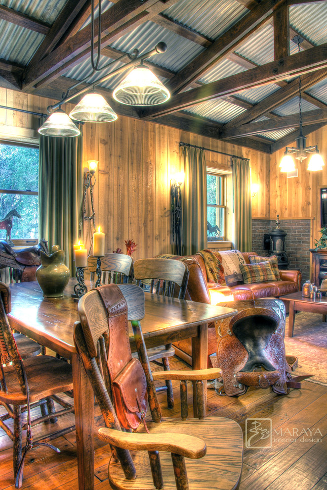 Foto de comedor de estilo de casa de campo de tamaño medio con suelo de madera en tonos medios y chimenea de esquina