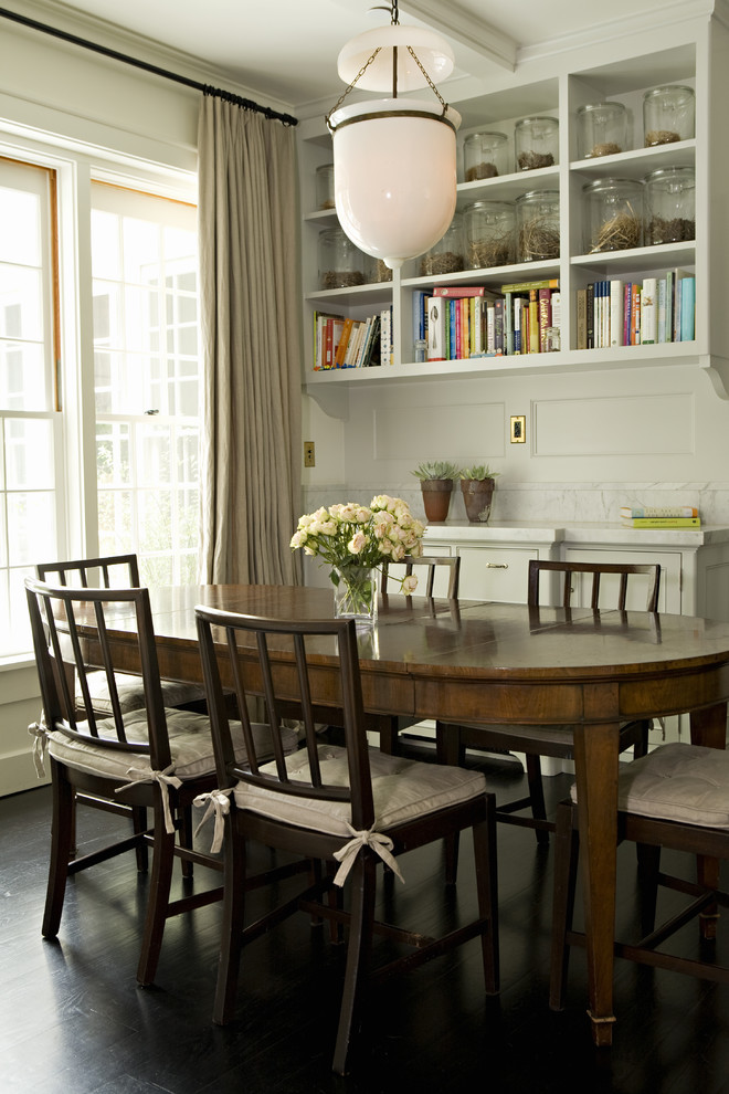 Источник вдохновения для домашнего уюта: столовая в стиле неоклассика (современная классика) с белыми стенами и темным паркетным полом